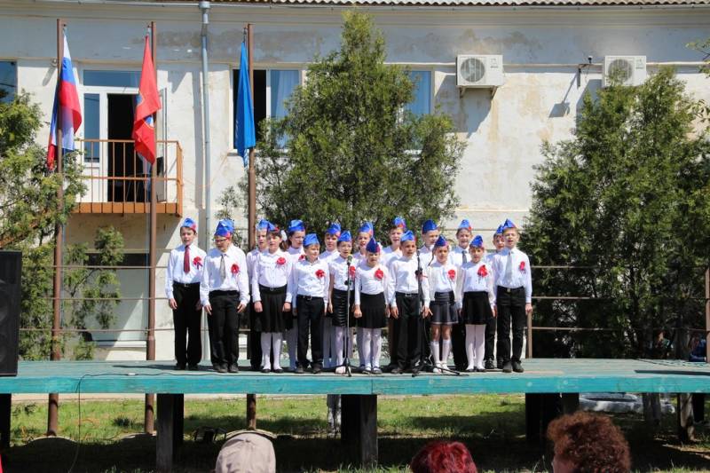 torzhestvennaya_chastj_prohozhdenie_lichnogo_sostava_garnizona_koncert_09_05_2016_54_web_54